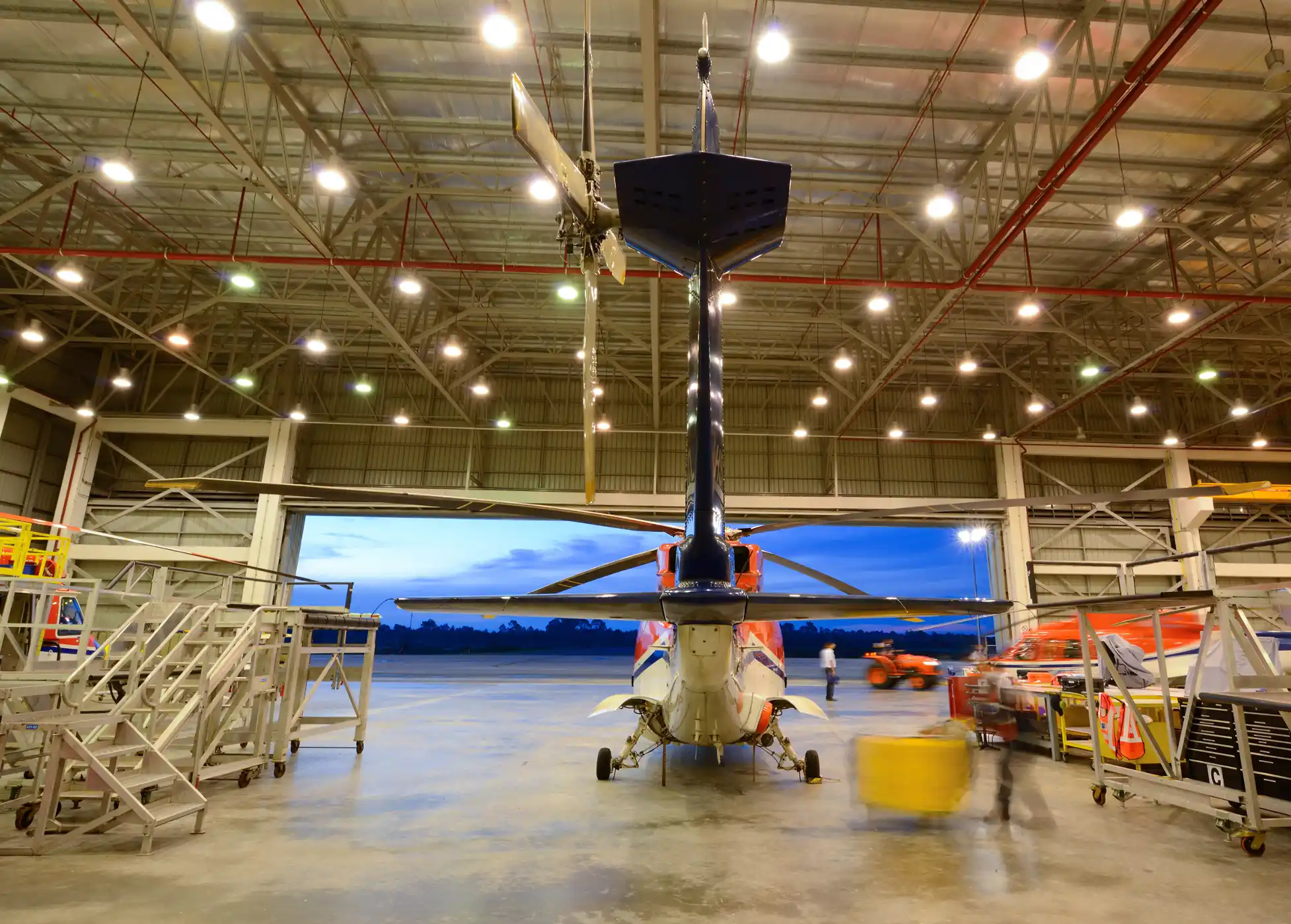 Helicopter maintenance in a workshop